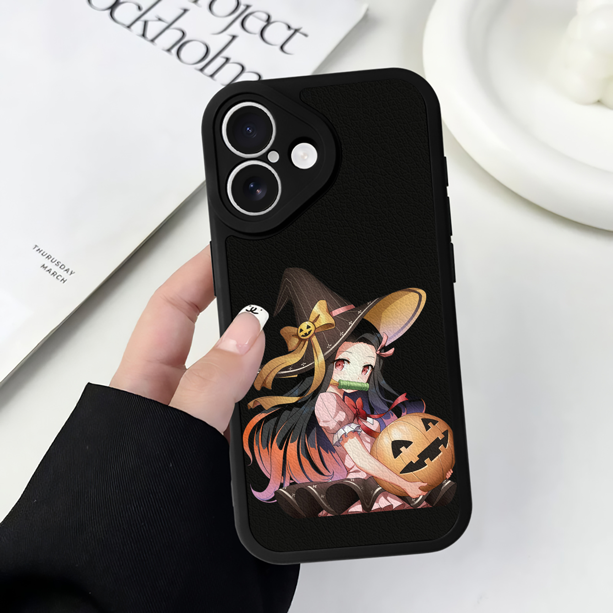 （画像用） 鬼滅の刃（きめつのやいば）竈門 禰󠄀豆子／かまど ねずこ Kamado Nezuko 【iPhone 16シリーズ対応】シリコンスマホケース（レザー調） 材質：シリコン